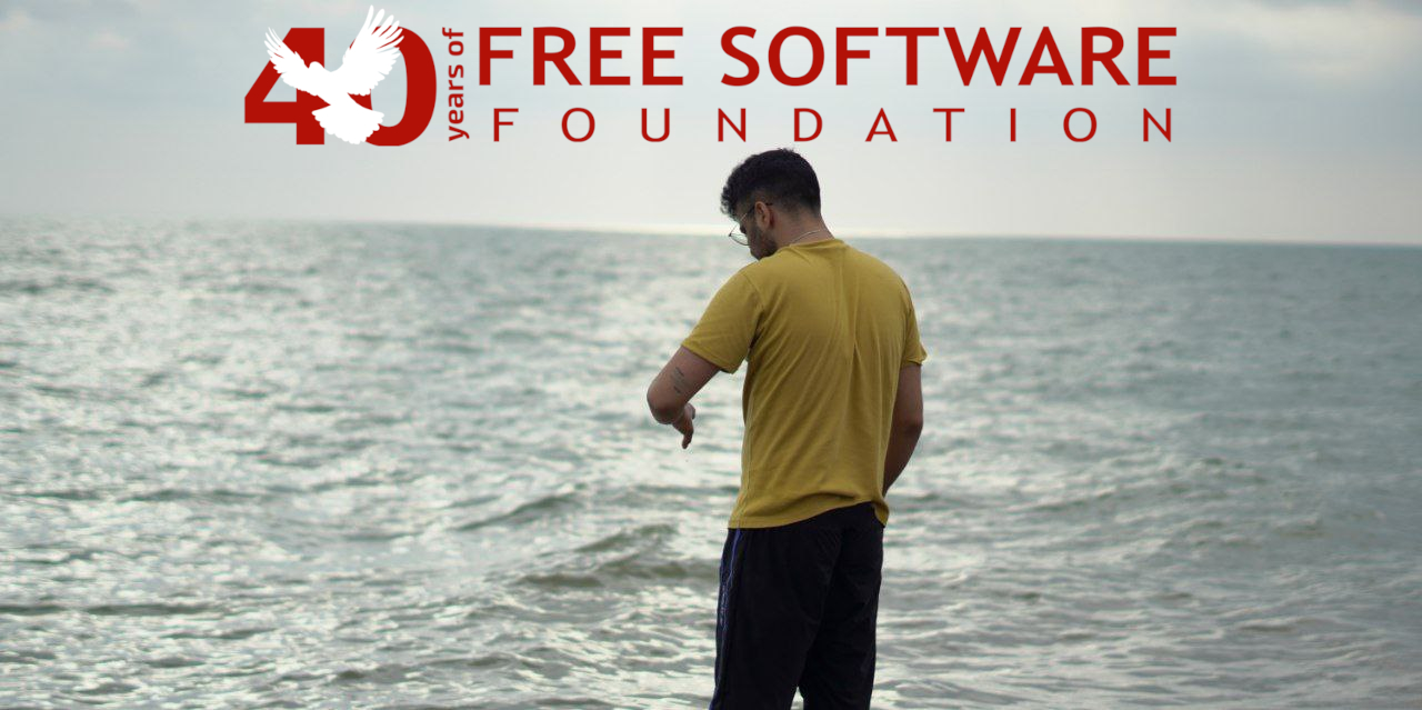 من در کنار ساحل دریا ایستادم و دارم ساعت رو چک میکنم و بالا لوگو بنیاد نرمافزار آزاد رو گذاشتم